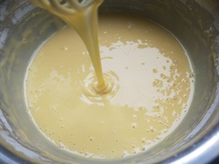 5、铜锣烧（印花版),面糊的稠稀度是提起打蛋器。线形流畅滴落，面糊滴落后能立刻融合不见。然后静置十分钟。