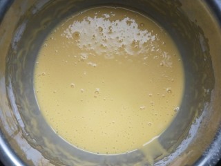 6、铜锣烧（印花版),一会看到面糊起了很多小泡泡。就可以准备烙了。