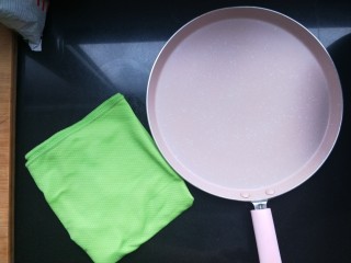 7、铜锣烧（印花版),准备平底锅，一块湿毛巾。平底锅最好是没有花纹的，烙出来平整，美观。湿毛巾是用来给锅子降温的。