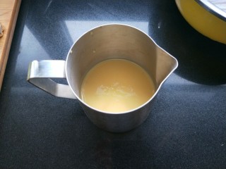 8、铜锣烧（印花版),把面糊倒入一个有尖嘴的杯子。容易操作。没有的话，就用勺子舀。