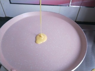 9、铜锣烧（印花版),开火，最小火，平底锅加热一会，用手试一下，有点烫手了就可以倒面糊了。记住，不抹油，不抹油，干烙，从稍高处往下倒面糊。倒的过程中中心不要移动。面糊就会自动形成一个圆形，不需要模具。