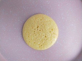 11、铜锣烧（印花版),慢慢的，就会看到表面有很多气泡升起。然后等这些气泡基本都破掉，边缘也凝固了，就可以翻面了。