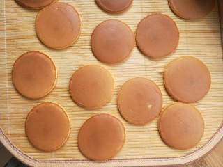 12、铜锣烧（印花版),依次烙好所有的。大约做24片，也就是12个成品。