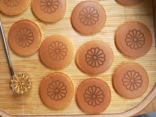 14、铜锣烧（印花版),然后在饼的中心轻按，烙印上图案，一下子漂亮很多吧。