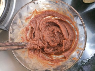 15、铜锣烧（印花版),馅可以用自己做的豆沙馅。我是买的袋装豆馅。但是嫌它太干太甜了，我加了牛奶稀释。