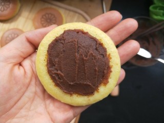 16、铜锣烧（印花版),然后涂抹在松饼没有颜色的一面。涂抹的时候中心厚，边缘薄。