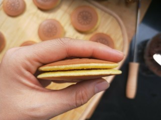 17、铜锣烧（印花版),取另外一片把两片粘合在一起，边缘用手捏紧。