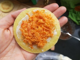 18、铜锣烧（印花版),也可以做肉松馅。两片的背面都涂抹上沙拉酱，再夹上肉松。