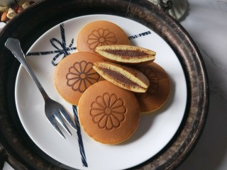 21、铜锣烧（印花版),装盘，食用。铜锣烧就是中间鼓，边缘薄的形状。