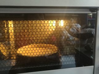 6、时蔬披萨,送入预热好的烤箱烘烤18分钟定型。