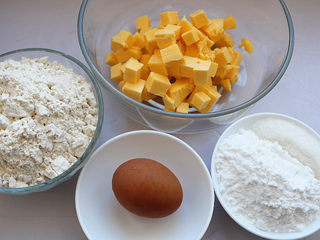 1、原味曲奇,准备好食材。