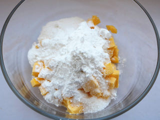 3、原味曲奇,倒入糖粉和细砂糖。