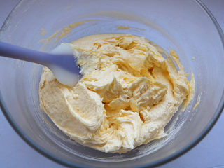 4、原味曲奇,搅拌到一定程度，用橡皮刮刀将边缘刮入中间，继续搅打，这样可以保证搅拌程度一致。