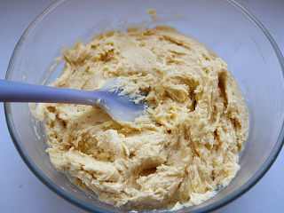 11、原味曲奇,继续翻拌，成为均匀的曲奇面糊。