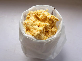 13、原味曲奇,把曲奇面糊填入裱花袋中。