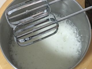 1、蔓越梅玉枕蛋糕,鸡蛋分离出蛋白和蛋黄，蛋白中加入柠檬汁，用打蛋器高速搅打30圈，蛋白出现鱼眼泡，再加入30克细砂糖。