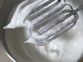 4、蔓越梅玉枕蛋糕,再搅打50圈，打蛋头上出现直立的小尖峰。