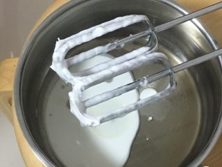 5、蔓越梅玉枕蛋糕,牛奶和玉米油混合，加盐，用打蛋器低速搅拌均匀。