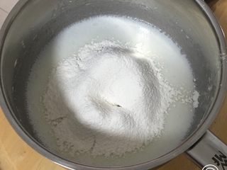 6、蔓越梅玉枕蛋糕,过筛低筋粉，也用打蛋器低速搅拌至糊状。