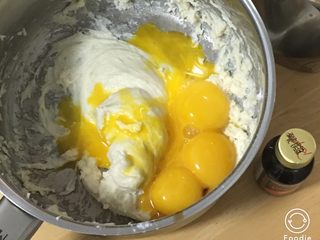 7、蔓越梅玉枕蛋糕,加入蛋黄和香草精。