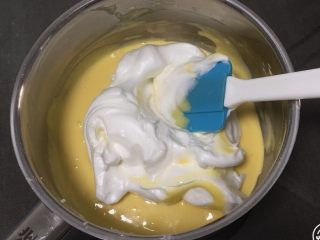 9、蔓越梅玉枕蛋糕,取三分之一的蛋白进蛋黄糊中。