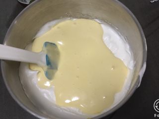 11、蔓越梅玉枕蛋糕,翻拌好的蛋糕糊倒回蛋白中，继续翻拌50次左右，蛋糕糊就完成了。