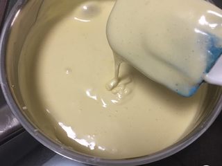 10、蔓越梅玉枕蛋糕,用翻拌的手法拌匀蛋糕糊。