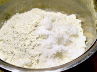 5、超详细步骤教你直接法无敌松软全麦肉松吐司,加入称量好的砂糖和盐