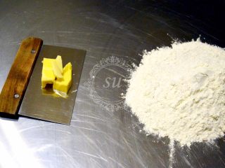 7、超详细步骤教你直接法无敌松软全麦肉松吐司,从这一步开始，是苏苏手揉吐司的过程，不会操作的同学可以略过，直接先将混合好的粉类+液体放入面包机/厨师机混匀后加入黄油和面至完全扩展阶段即可