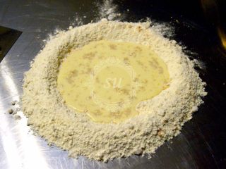 9、超详细步骤教你直接法无敌松软全麦肉松吐司,将③稍作搅拌混合匀后倒入中间的面粉坑中