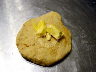 11、超详细步骤教你直接法无敌松软全麦肉松吐司,加入黄油，揉至扩展阶段。*手揉面团请注意操作时间不可超过半小时，机器揉面同理，并且夏天操作时需要保持面包机开盖处理，避免机器工作时温度过高