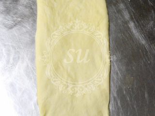 17、超详细步骤教你直接法无敌松软全麦肉松吐司,松弛好的面团排气后，擀面杖擀成长方形后翻面，底部压薄，然后从上向下卷起成长条卷状