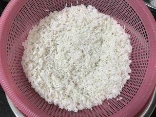 2、广式烧卖～腊味与海味的完美结合,第二天早上起来把泡好的糯米捞起来晾干