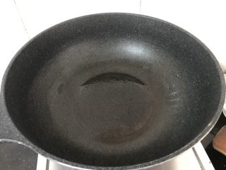 6、广式烧卖～腊味与海味的完美结合,然后热锅，一点点油，一点点就好