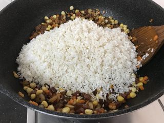 18、广式烧卖～腊味与海味的完美结合,翻炒均匀后倒入晾干的糯米