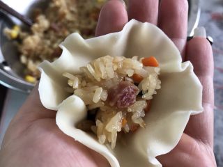21、广式烧卖～腊味与海味的完美结合,饭蒸好后，挖一小勺放在饺子皮中间