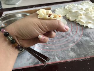 22、广式烧卖～腊味与海味的完美结合,利用虎口往上挤收