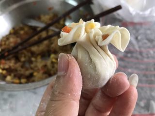 23、广式烧卖～腊味与海味的完美结合,稍微旋扭一圈成螺纹状