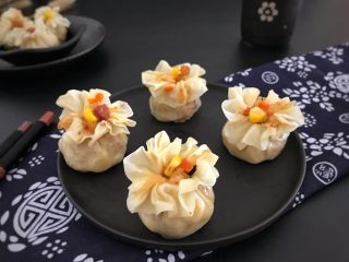 25、广式烧卖～腊味与海味的完美结合,当点心，当零食都是妥妥的，我家俩就喜欢抓着当零嘴