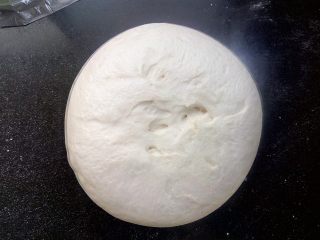 7、日式红豆包,倒在操作台上，轻拍排气。