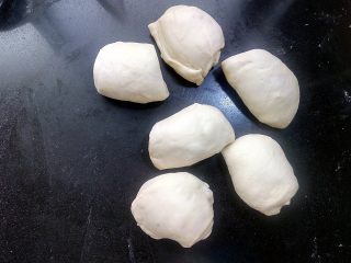 8、日式红豆包,均匀分割成6份