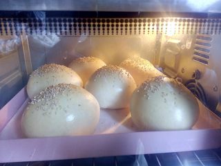 11、日式红豆包,放入预热好的烤箱上下火180度，中层，20分钟左右，烤箱脾气不同请根据自己的烤箱温度调整时间，上色后盖锡纸。