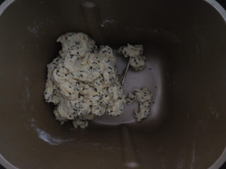 2、麻叶,和成这样可以粘黏在一起的状态即可。面团需要和的硬一点，所以切记不能放太多的水