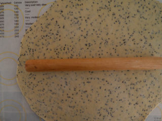 4、麻叶,三十分钟后，取出，用擀面杖擀成薄薄的片状。一定要够薄，因为越薄的面皮，炸出来的麻叶越脆