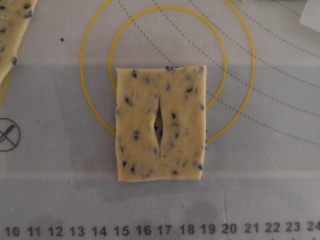 5、麻叶,将麻叶切成长方形，中间切一刀