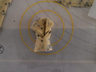 6、麻叶,然后将麻叶的一头从中间刀口出，穿出来即可。