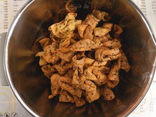 9、麻叶,麻叶上色后，即可捞出放在盆子里。