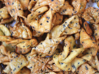 12、麻叶,冷却后的麻叶要密封好，要不然第二天吃就不脆了