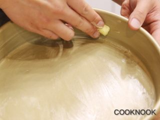 3、太妃糖酱无花果蛋糕,蛋糕烤盘中均匀地抹上黄油