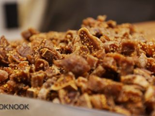 4、太妃糖酱无花果蛋糕,无花果干去掉蒂, 切小丁.